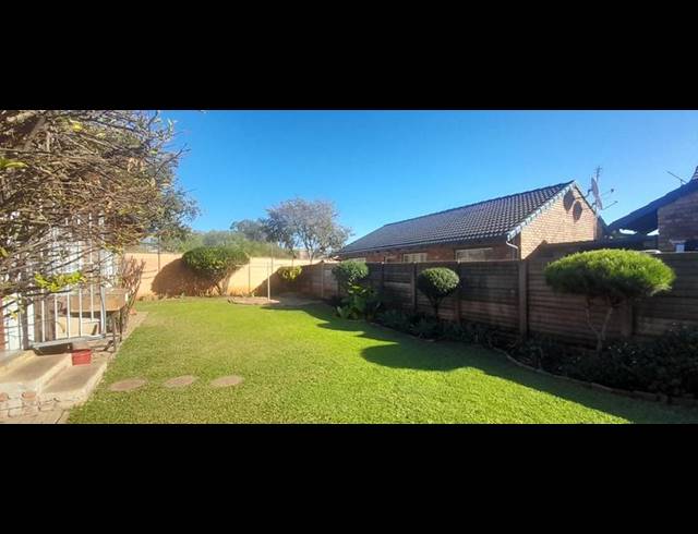 2 BEDROOM TOWNHOUSE FOR SALE IN ROOIHUISKRAAL NORTH